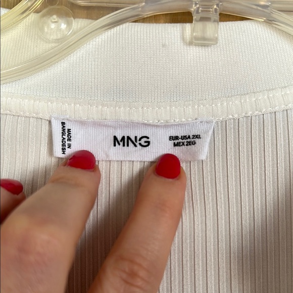 White Scalloped Trim Women's Top - Picture 2 of 4